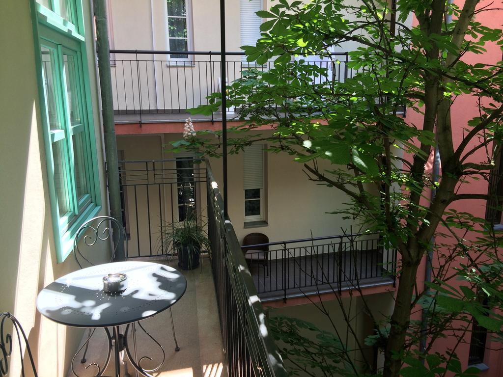 Chestnut & Eliza Apartment *